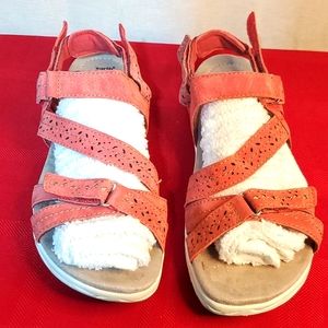 Earth leather pink sandals